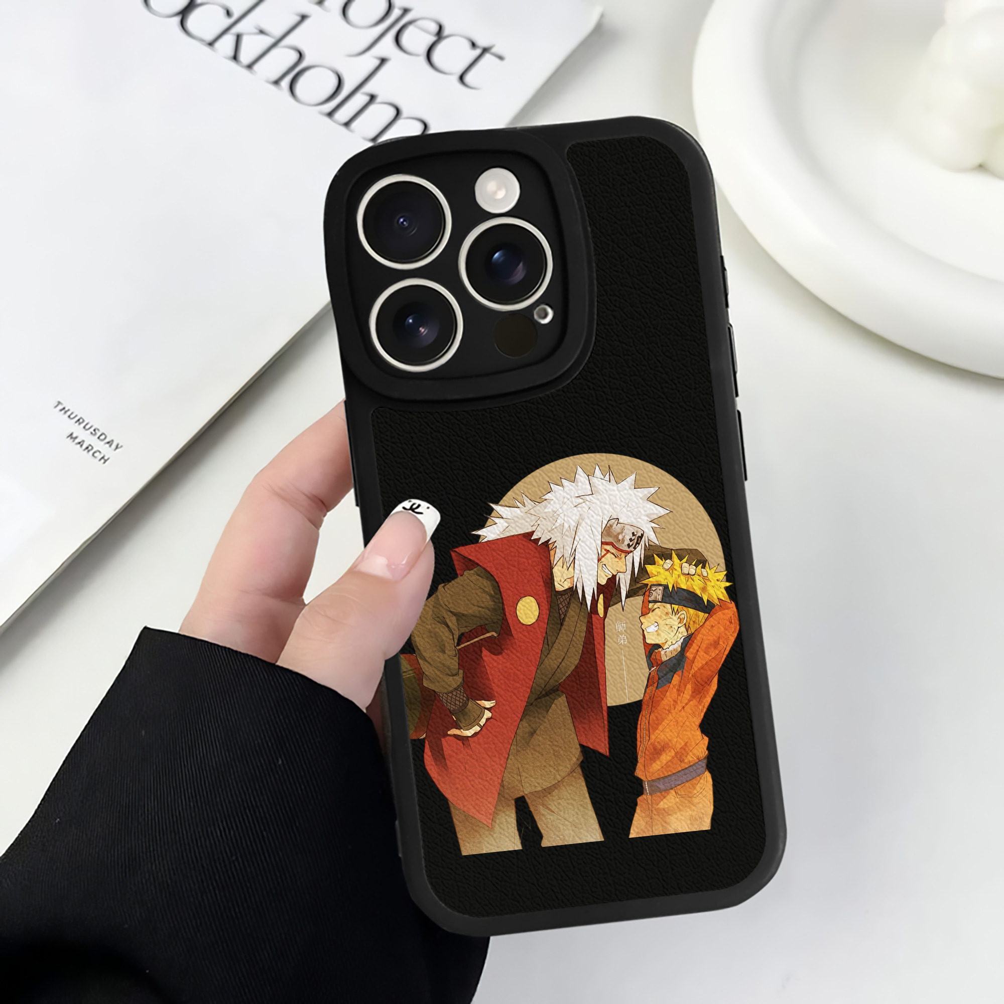 （画像用） NARUTO -ナルト- 自来也（じらいや） Jiraiya 【iPhone 16シリーズ対応】シリコンスマホケース（レザー調） 材質：シリコン